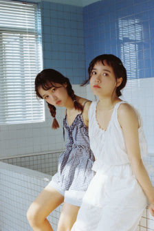 两女